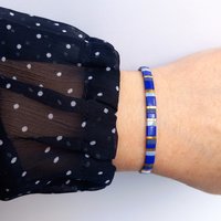 Glass tile stretch bracelet in shades of blue and gold-plated beads