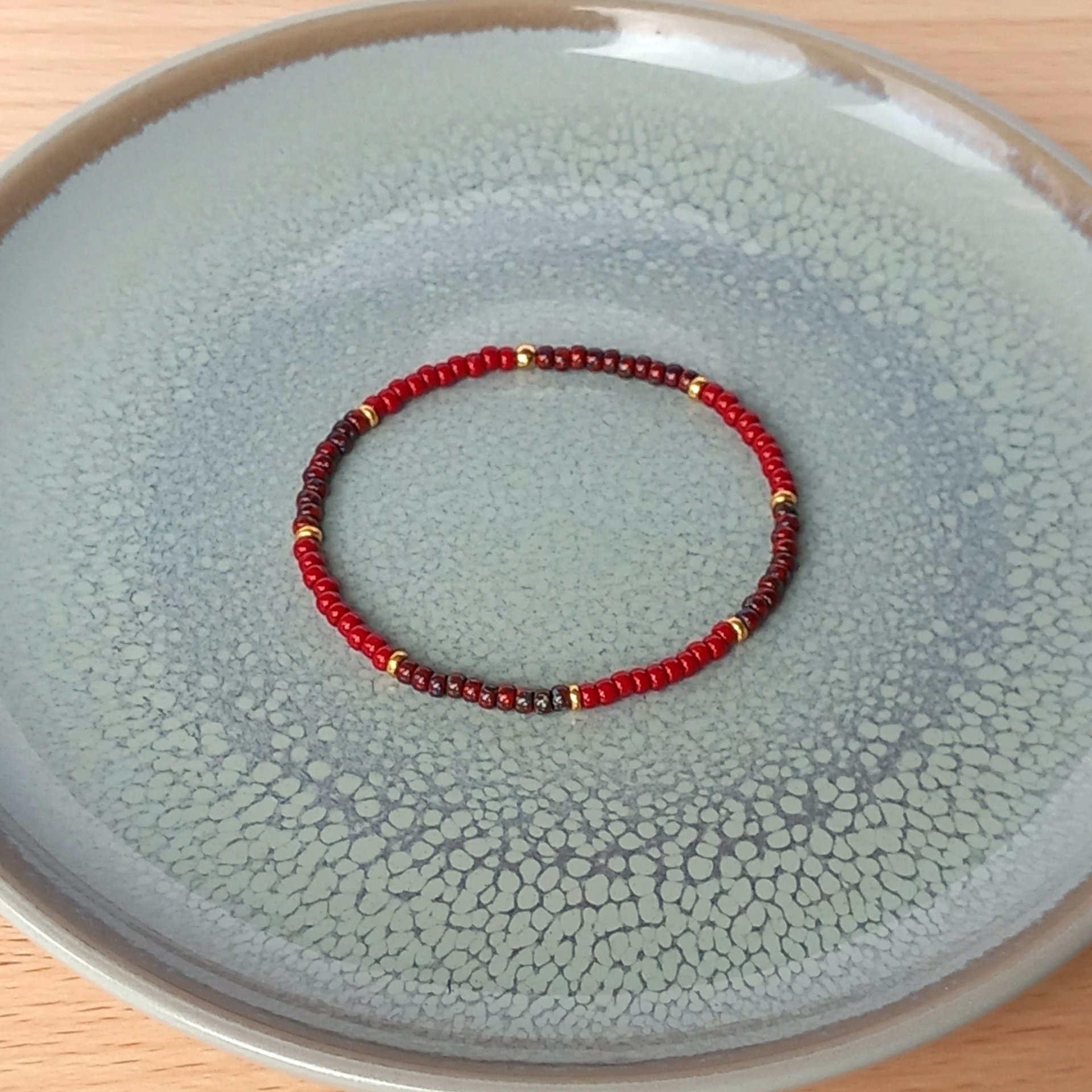 Miyuki stretch bracelet of medium-size rocailles in dark red, picasso red and gold color, comfortable boho jewelry