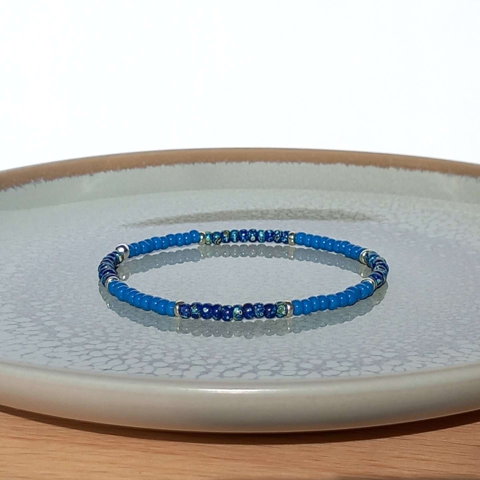 Miyuki stretch bracelet of medium-size rocailles in juniper berry blue, picasso dark blue and silver color, comfortable boho jewelry