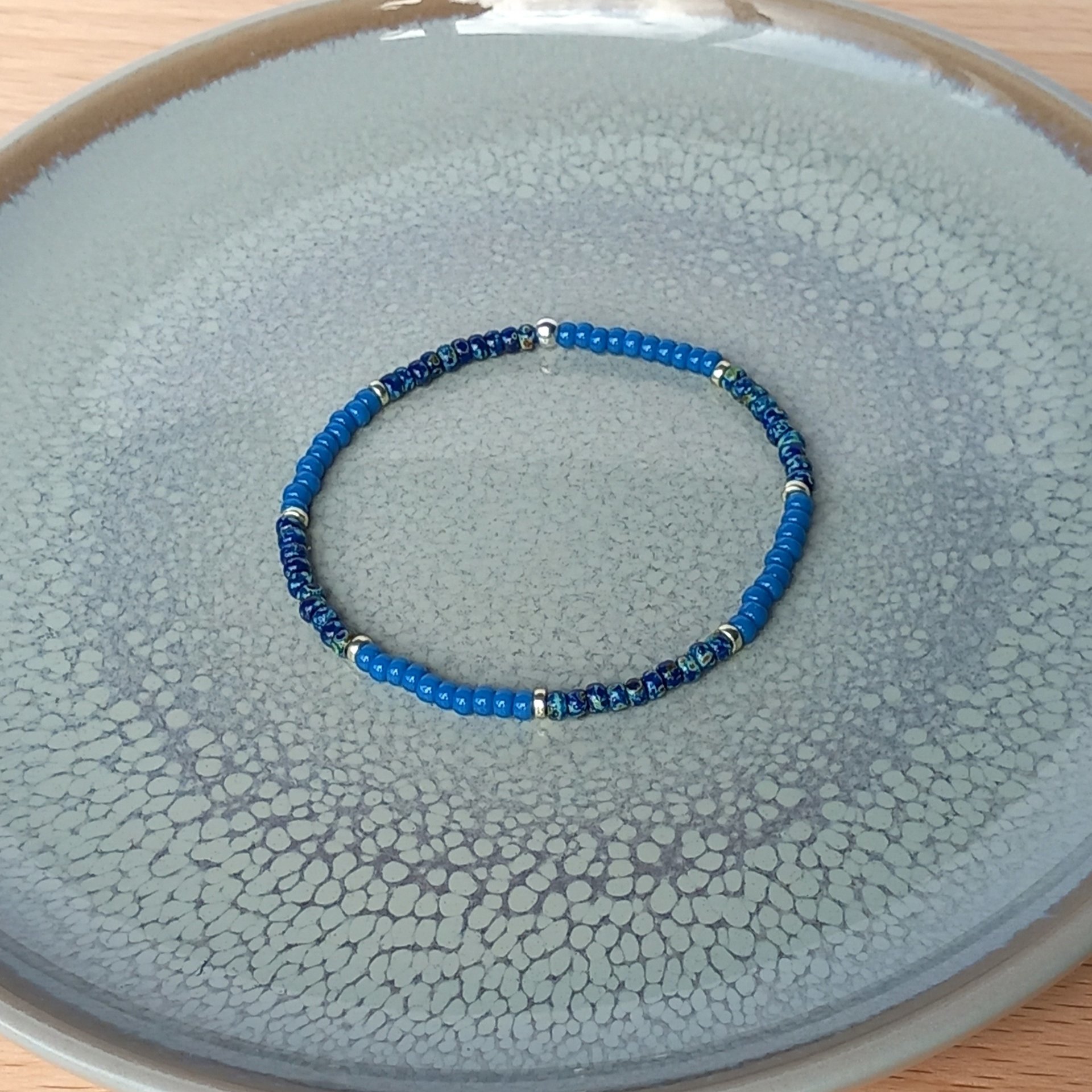 Miyuki stretch bracelet of medium-size rocailles in juniper berry blue, picasso dark blue and silver color, comfortable boho jewelry
