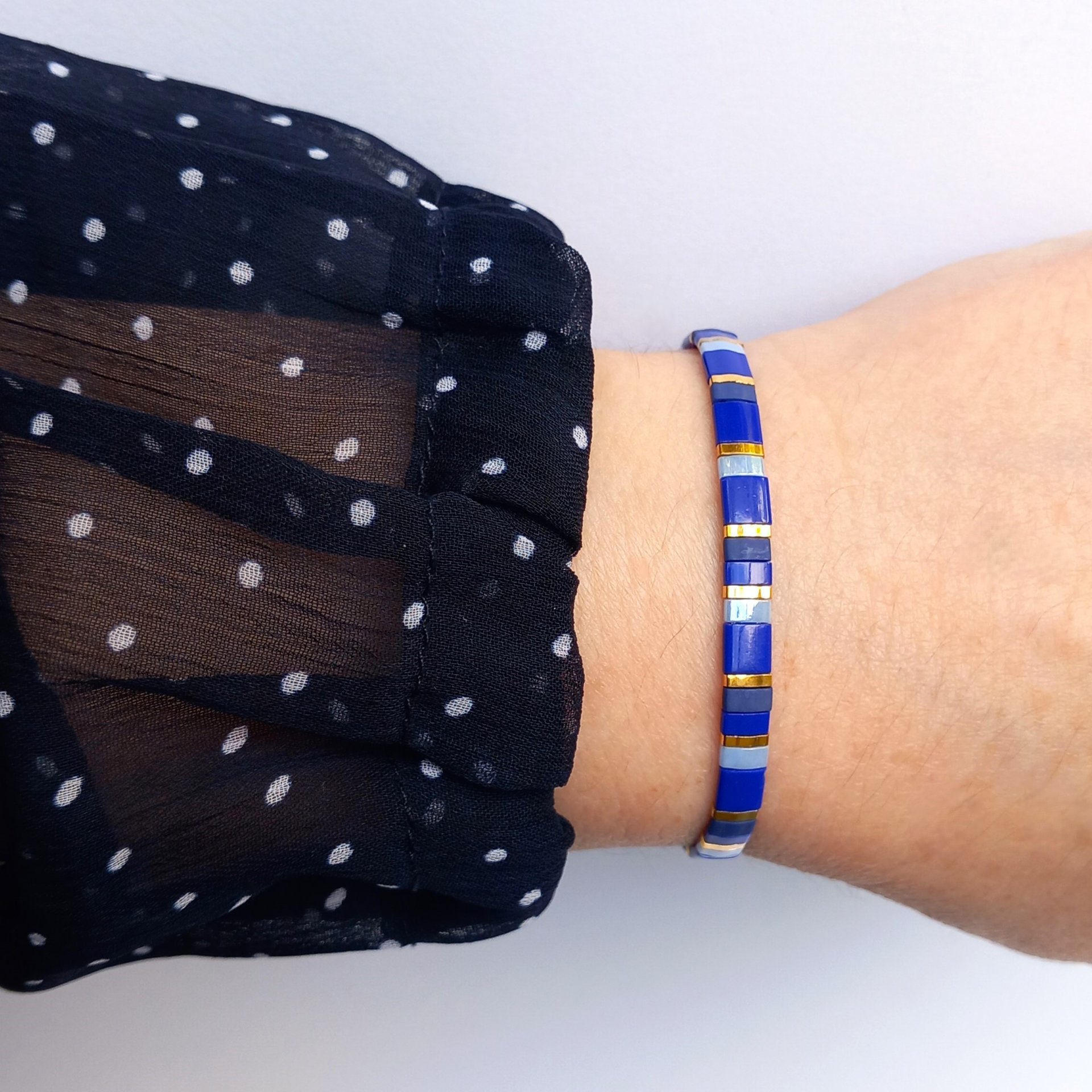 Glass tile stretch bracelet in shades of blue and gold-plated beads