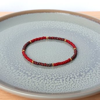 Miyuki stretch bracelet of medium-size rocailles in dark red, picasso red and gold color, comfortable boho jewelry