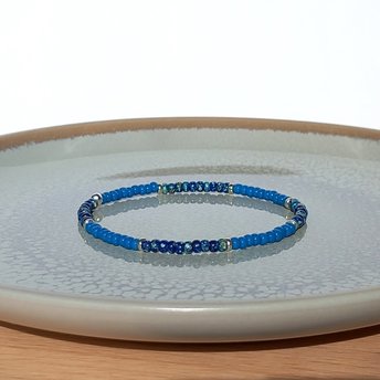 Miyuki stretch bracelet of medium-size rocailles in juniper berry blue, picasso dark blue and silver color, comfortable boho jewelry