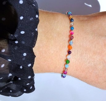 Thin colorful agate bracelet on stretch cord, rainbow colors with champagne coloured tiny miyuki rocailles, multicolored happy bracelet
